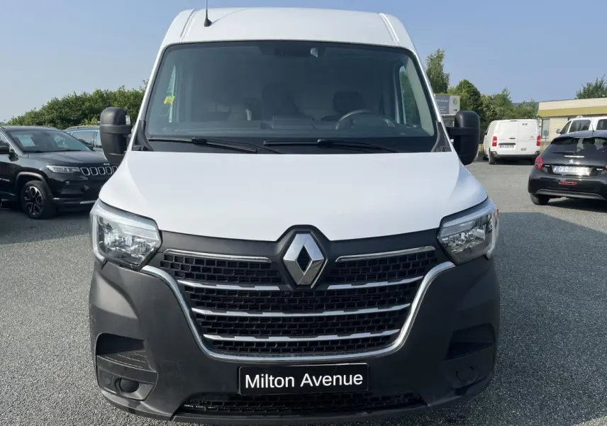 Vue frontale d'un Renault Master blanc avec calandre noire et logo chromé bien visible.