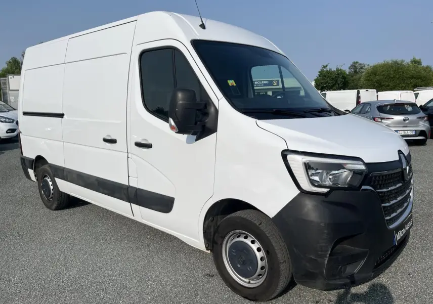 Renault Master blanc en vue 3/4 avant droit, avec protections noires sur les portes et pare-chocs avant.