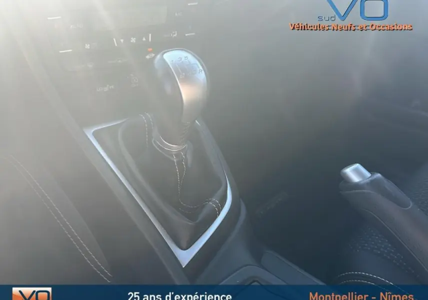 Le levier de vitesses manuel et frein à main de la Honda Civic gris 2015, vue rapprochée de l'intérieur côté conducteur.