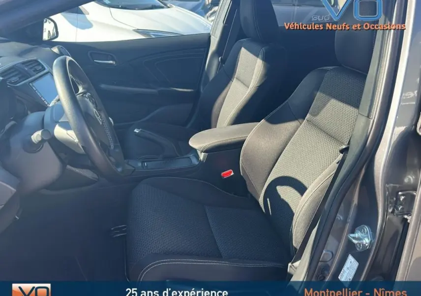 Vue intérieure côté conducteur d'une Honda Civic 2015 gris, sièges tissu noir et volant multifonction.