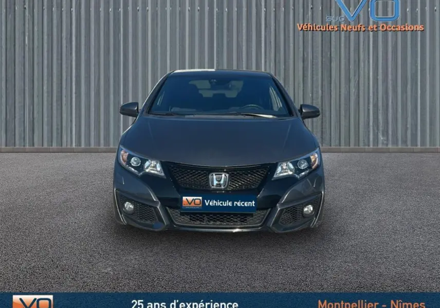 Vue frontale d'une Honda Civic 1.6 i-DTEC 120 Elegance gris avec phares halogènes et calandre noire.