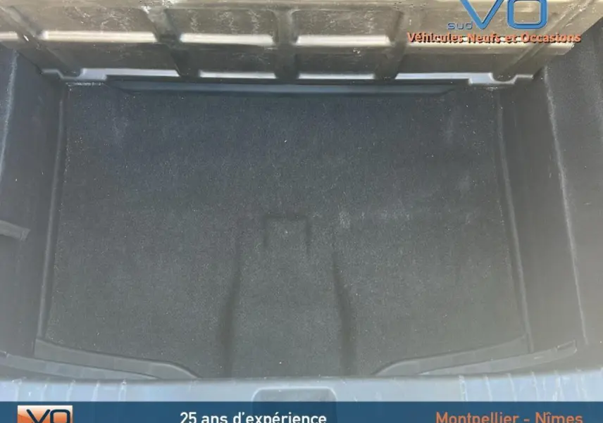 Coffre vide de la Honda Civic 1.6 i-DTEC 120 Elegance gris, vue plongeante sur l'espace de rangement.