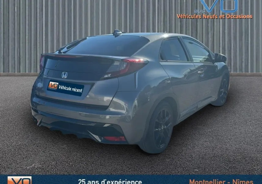 Vue 3/4 arrière droite d'une Honda Civic 1.6 i-DTEC 120 Elegance gris avec vitres surteintées et jantes alliage 16 pouces.