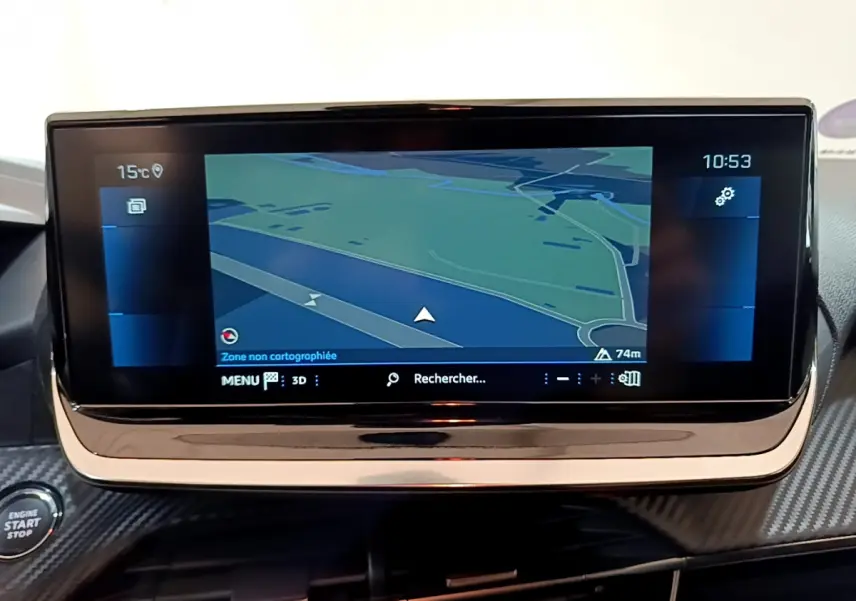 Écran tactile central affichant la navigation GPS dans l'habitacle d'une Peugeot 208 gris foncé, version Allure Pack 2022.