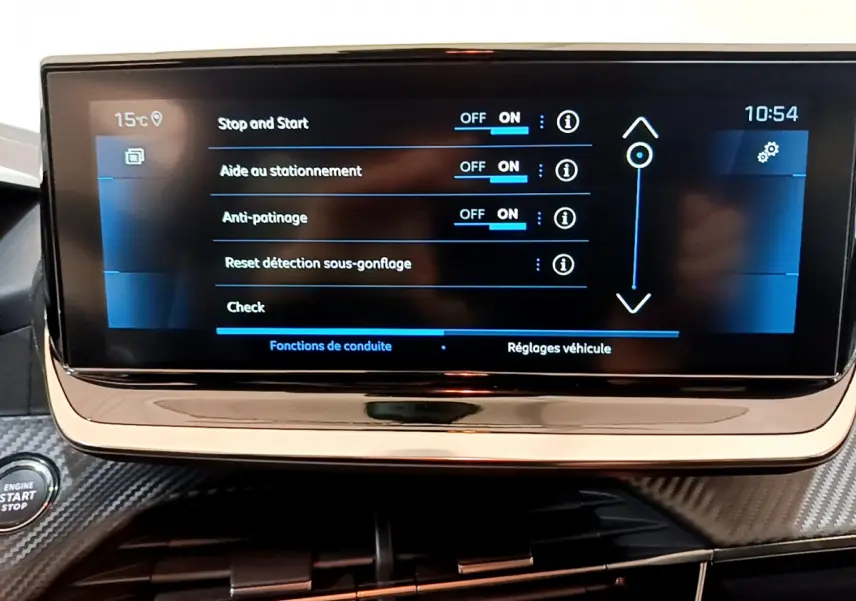 Écran tactile central affichant les réglages de conduite dans l'habitacle d'une Peugeot 208 gris foncé.