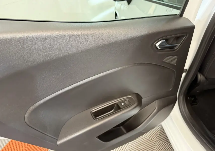 Vue intérieure de la porte arrière droite noire d'une Renault Clio blanche Business TCe 100 GPL 2023, avec poignée et commande de vitre.