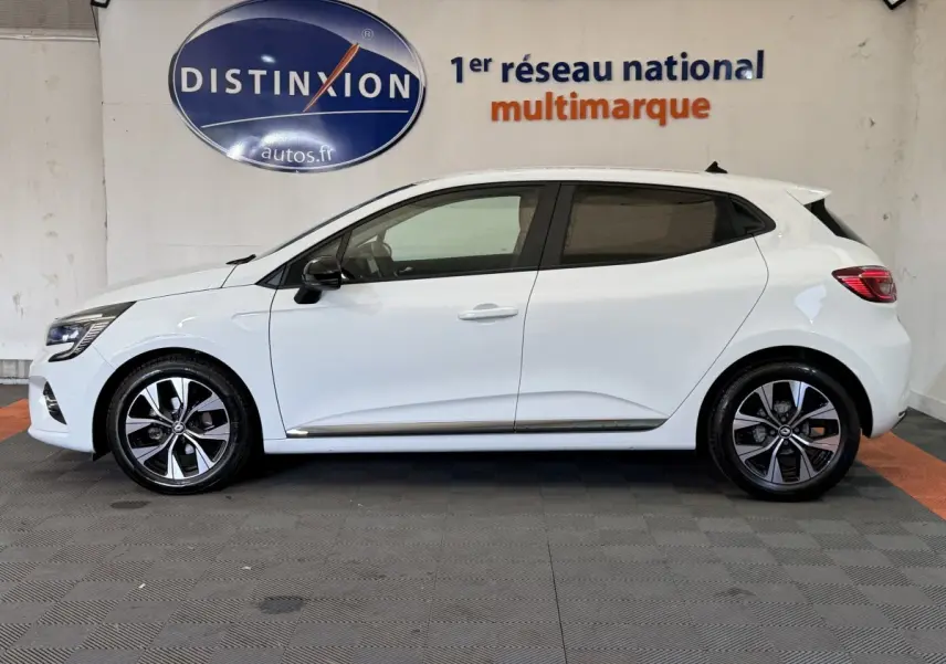 Profil droit d'une Renault Clio Business TCe 100 GPL blanche 2023 avec jantes alliage et rétroviseurs noirs.