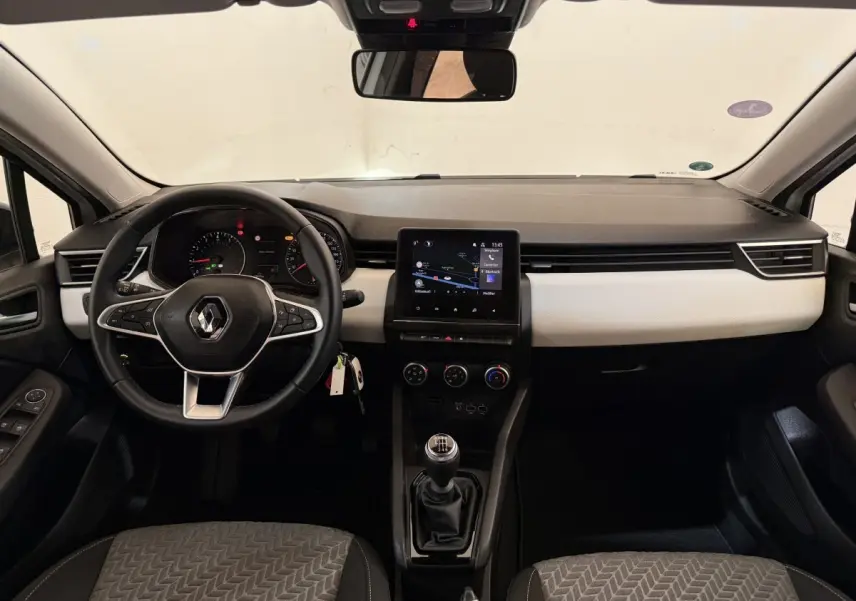 Vue intérieure avant de la Renault Clio Business TCe 100 GPL 2023, volant cuir, écran tactile central et boîte manuelle.
