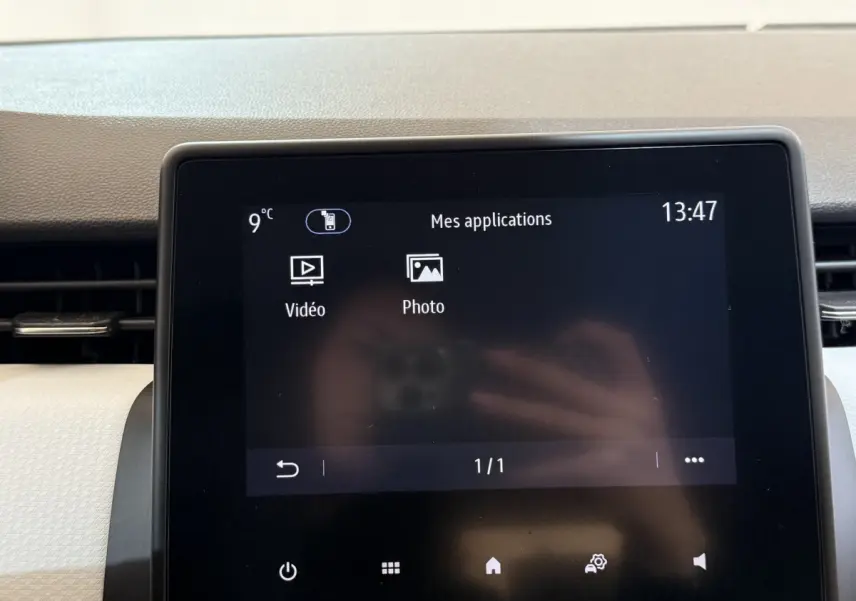 Écran tactile central de la Renault Clio Business TCe 100 GPL 2023 affichant les applications vidéo et photo.