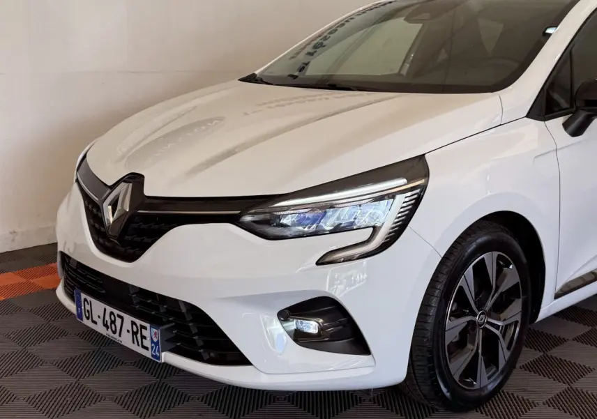 Renault Clio Business blanc vue 3/4 avant droit, avec phares LED et jantes alliage noires.