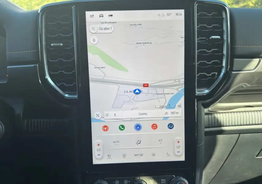 Écran tactile central vertical avec navigation GPS dans l’habitacle du Ford Ranger gris carbone 2025.