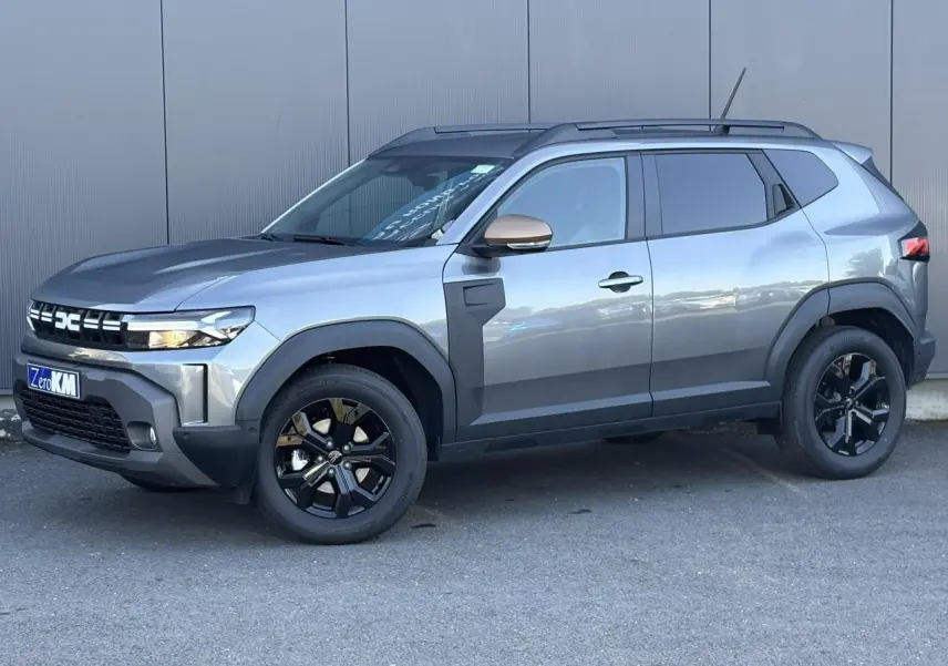 SUV Dacia Duster ECO-G 120 gris schiste en profil droit, avec jantes noires et rétroviseurs bronze.