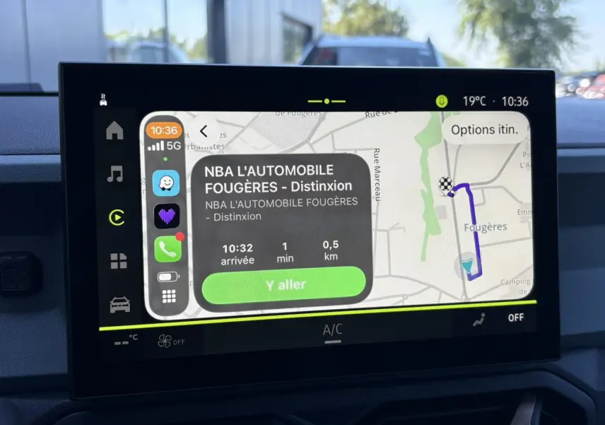 Écran tactile central du Dacia Duster 2026 montrant la navigation GPS avec interface smartphone intégrée.