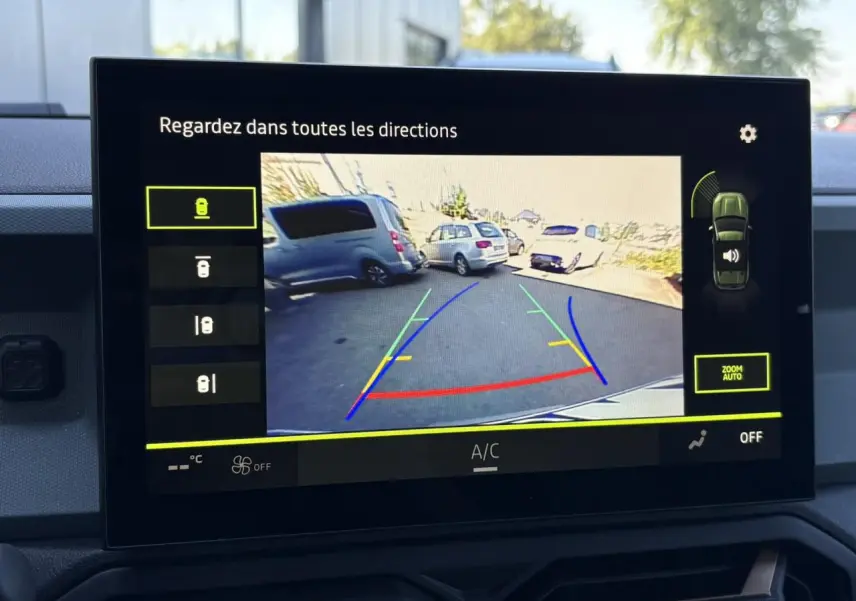 Écran tactile intérieur du Dacia Duster 2026 montrant la caméra multivues avec vue arrière et aides au stationnement.