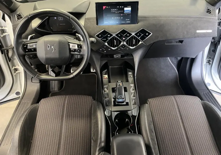 Intérieur du DS3 Crossback 2022, vue de dessus sur tableau de bord noir et sièges tissu Alcantara Performance Line.