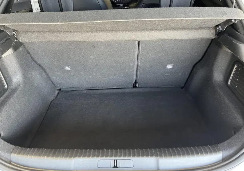 Coffre ouvert vu de l'arrière d'une DS3 Crossback 2022, intérieur noir avec cache-bagages relevé.