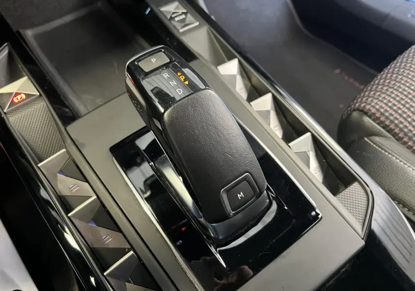 Le levier de vitesses automatique noir brillant de la DS3 Crossback 2022 vu en gros plan côté console centrale.