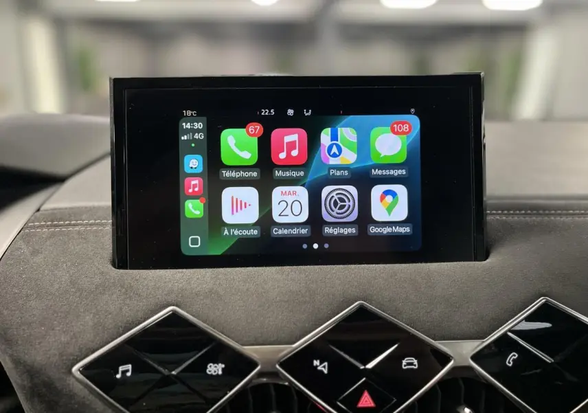 Écran tactile central avec interface Apple CarPlay sur tableau de bord en Alcantara noir du DS3 Crossback bi-ton blanc/noir.