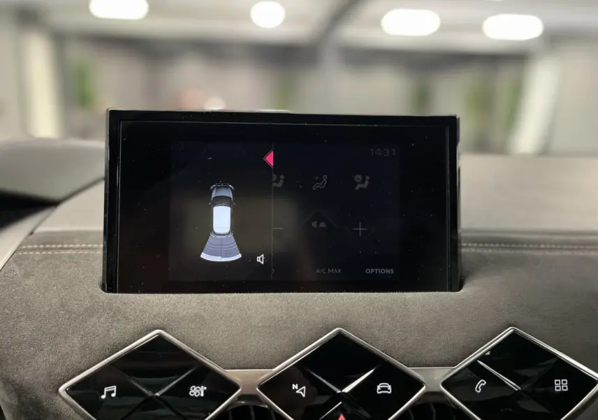 Écran tactile central affichant l'aide au stationnement sur tableau de bord en Alcantara gris du DS3 Crossback 2022.