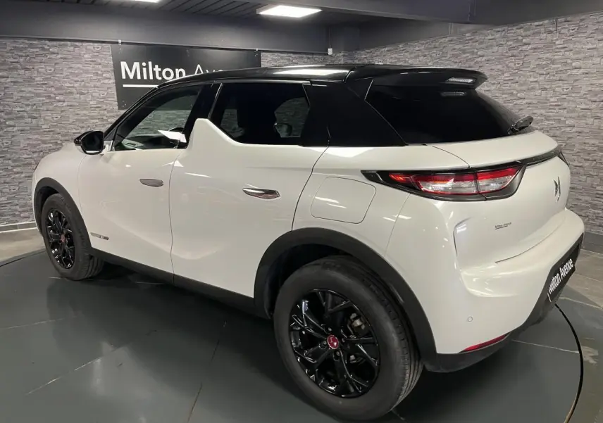 DS3 Crossback bi-ton blanc et noir vue 3/4 arrière droit avec jantes noires et toit noir brillant