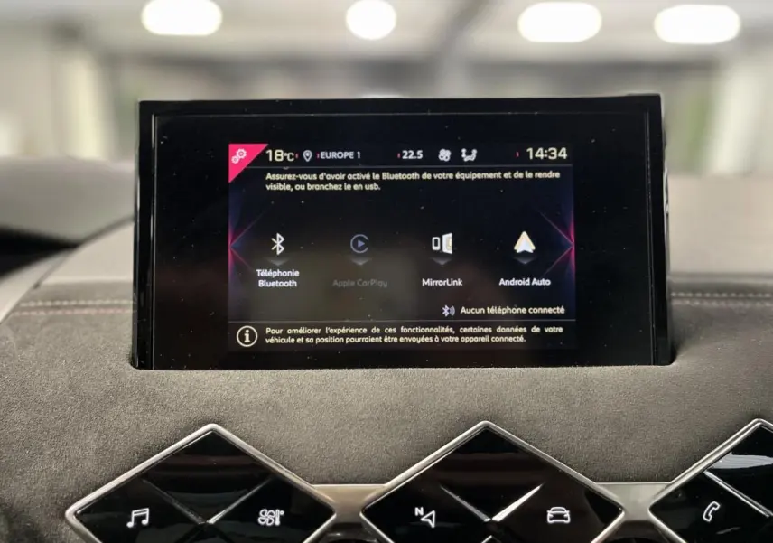 Écran tactile central affichant les options multimédia dans l'habitacle du DS3 Crossback blanc/noir 2022.