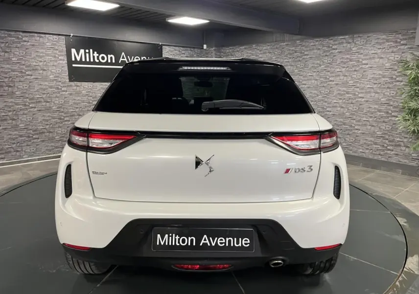 Vue arrière d'une DS3 Crossback 2022 bi-ton blanc et noir avec feux LED et canule d'échappement chromée.