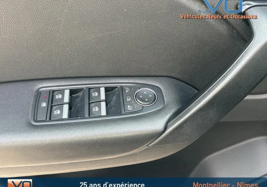 Panneau de porte côté gauche du Renault Captur gris 2020, avec commandes des vitres électriques et rétroviseurs réglables.