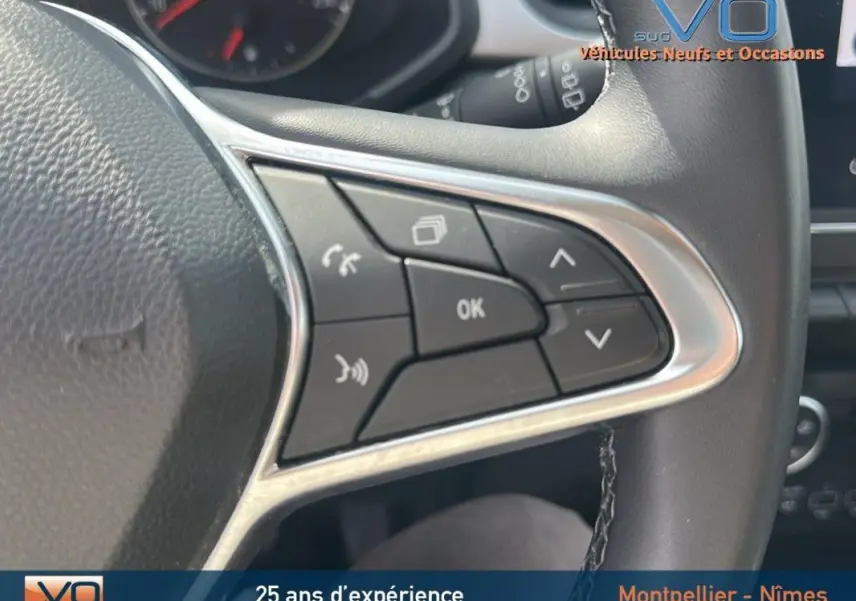 Gros plan sur les commandes multifonctions au volant du Renault Captur gris TCe 100 Business de 2020.
