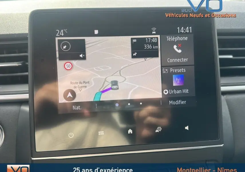 Écran tactile du système de navigation et multimédia du Renault Captur TCe 100 Business de 2020.