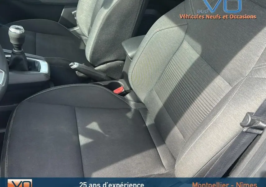 Gros plan sur les sièges avant noirs et la boîte manuelle du Renault Captur TCe 100 Business gris de 2020.