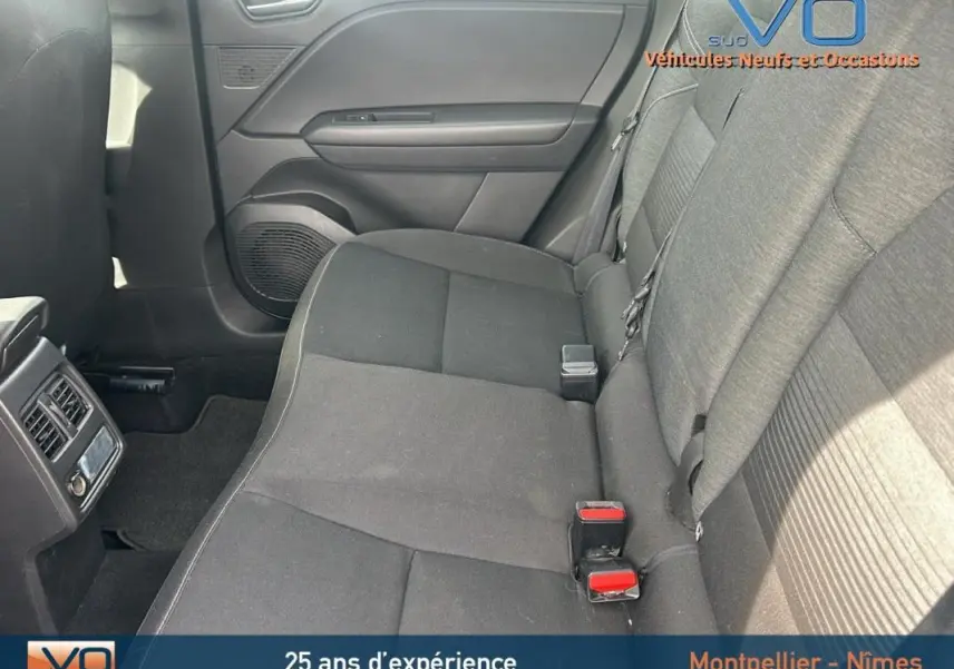 Vue intérieure sur la banquette arrière grise du Renault Captur TCe 100 Business 2020 avec ceintures et portières visibles.