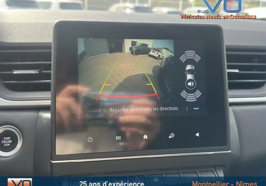 Écran central du Renault Captur TCe 100 Business 2020 montrant la caméra de recul et l'aide au stationnement active.
