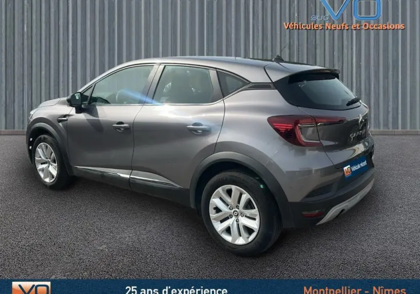 Renault Captur TCe 100 Business gris vu en 3/4 arrière droit, soulignant ses lignes modernes et ses jantes alliage.