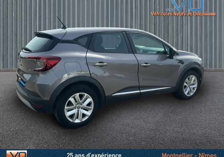 Renault Captur TCe 100 Business gris vu de profil côté droit, avec jantes alliage et feux arrière visibles.