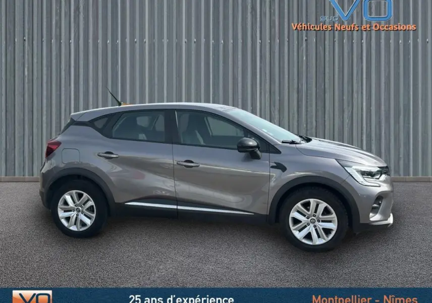 Profil côté gauche d'un Renault Captur gris 2020 TCe 100 Business, avec jantes alliage et rétroviseurs noirs.