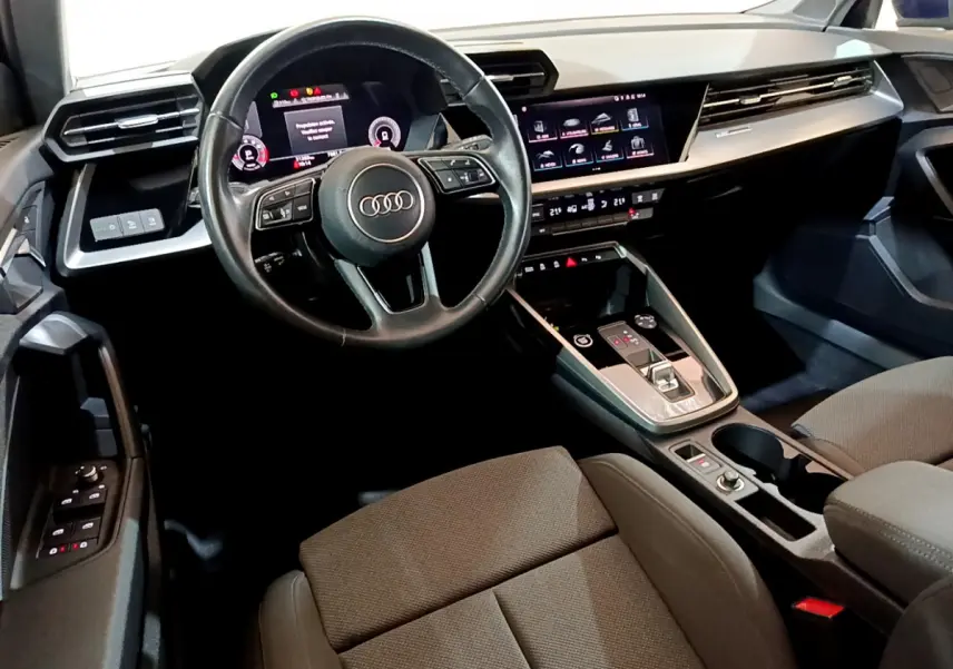 Vue intérieure côté conducteur de l'Audi A3 35 TFSI 150 MHEV Business Line 2023, tableau de bord et écran tactile visibles.