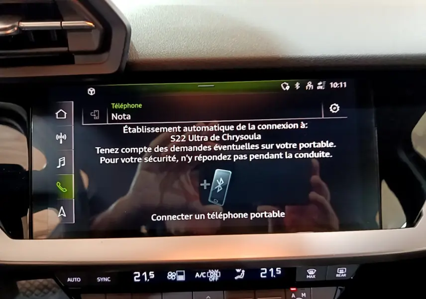 Écran tactile central affichant la connexion Bluetooth dans l'Audi A3 Business Line 35 TFSI bleu, vue intérieure frontale.