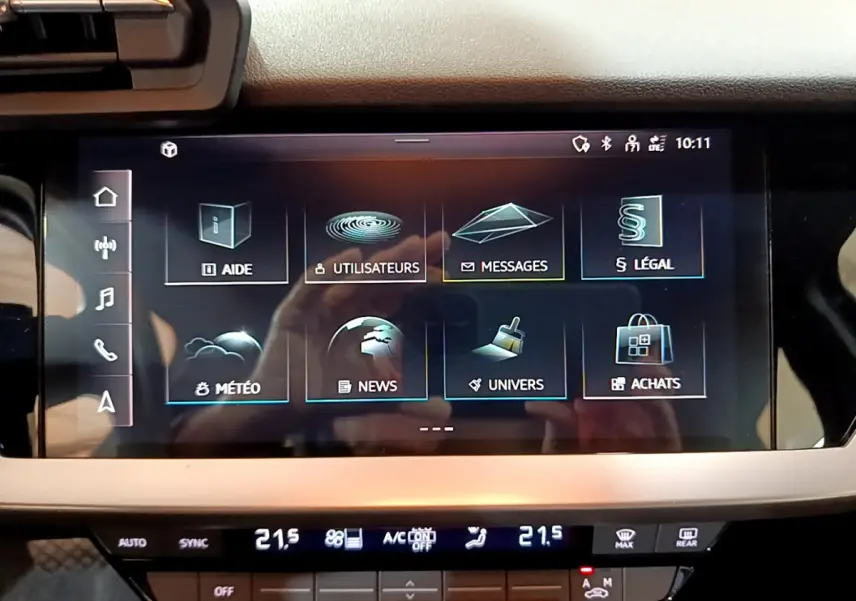 Écran tactile central de l'Audi A3 Business Line 2023 affichant le menu principal, vue intérieure frontale.