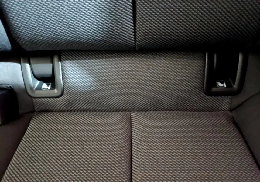 Gros plan sur la banquette arrière en tissu gris foncé de l'Audi A3 35 TFSI 150 MHEV Business Line 2023.