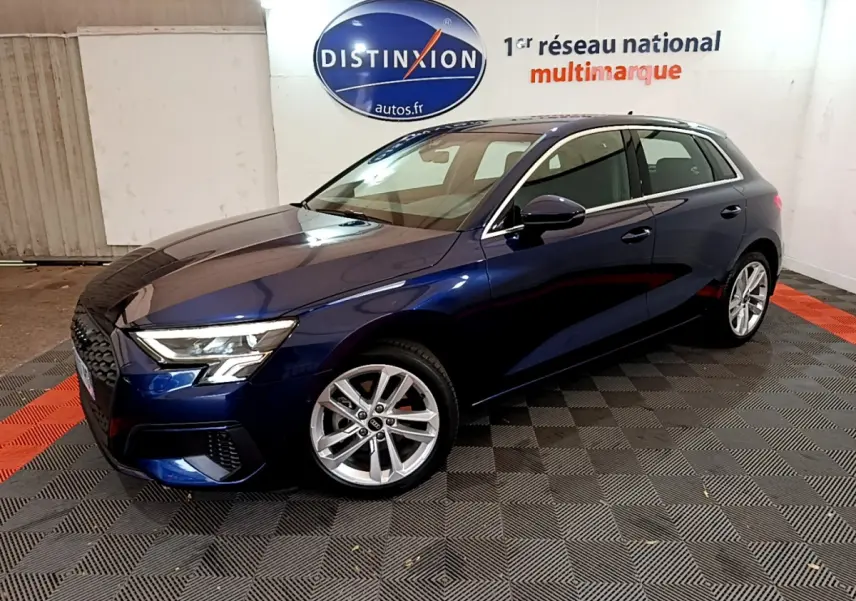 Audi A3 bleu 35 TFSI 150 MHEV Business Line vue 3/4 avant droit en intérieur showroom