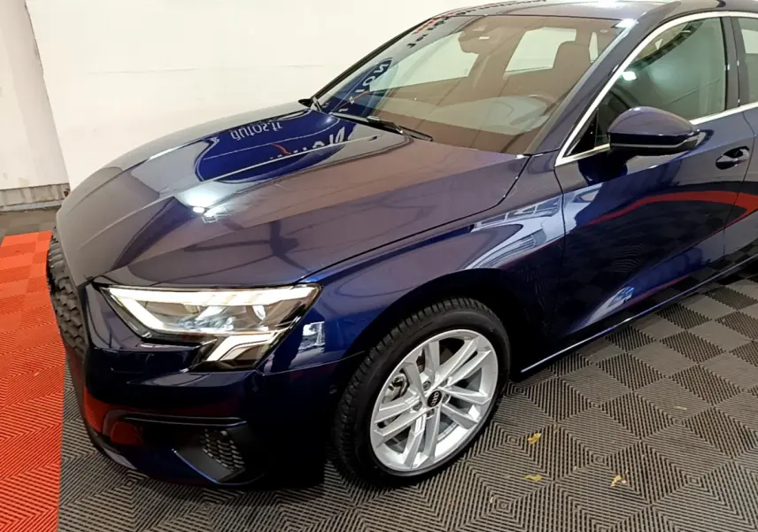 Audi A3 35 TFSI bleu vue 3/4 avant droit, mettant en valeur ses phares LED et jantes alliage argentées.