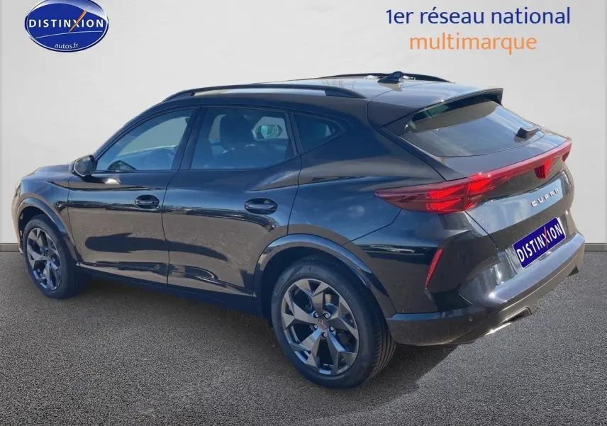 Vue 3/4 arrière droite d’un CUPRA Formentor noir midnight avec jantes alu 18 pouces et barres de toit.