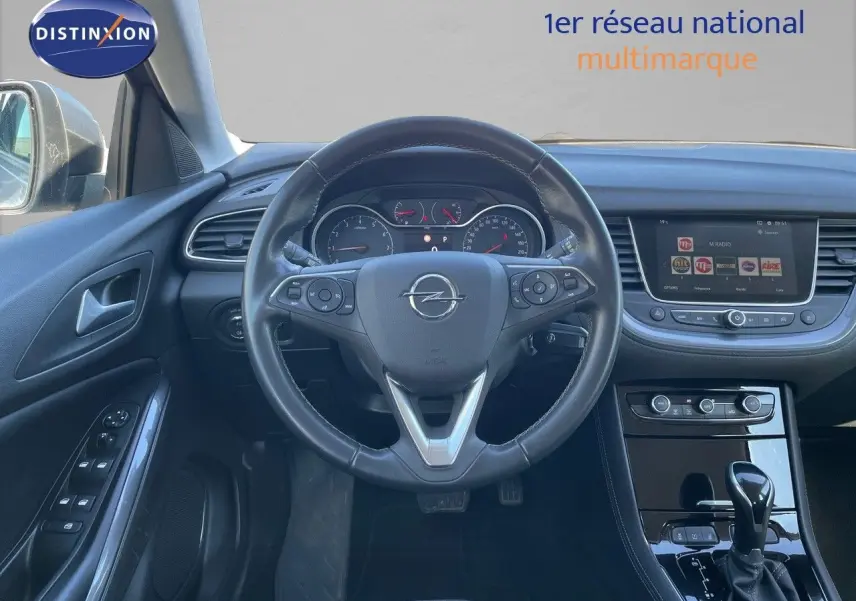 Intérieur de l'Opel Grandland X 2021 en vue frontale, volant cuir noir et tableau de bord avec écran tactile.