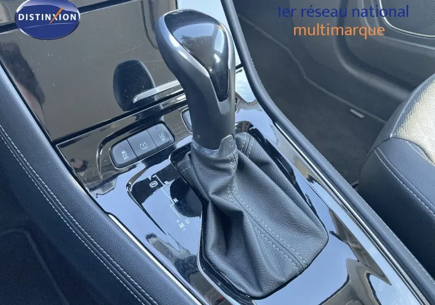 Le levier de vitesses automatique noir sur console brillante de l'Opel Grandland X gris quartz, vue intérieure rapprochée.