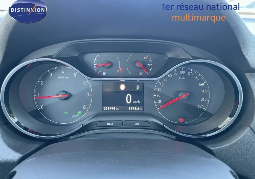 Vue rapprochée du tableau de bord digital de l'Opel Grandland X gris quartz, affichant 0 km/h et 61994 km au compteur.