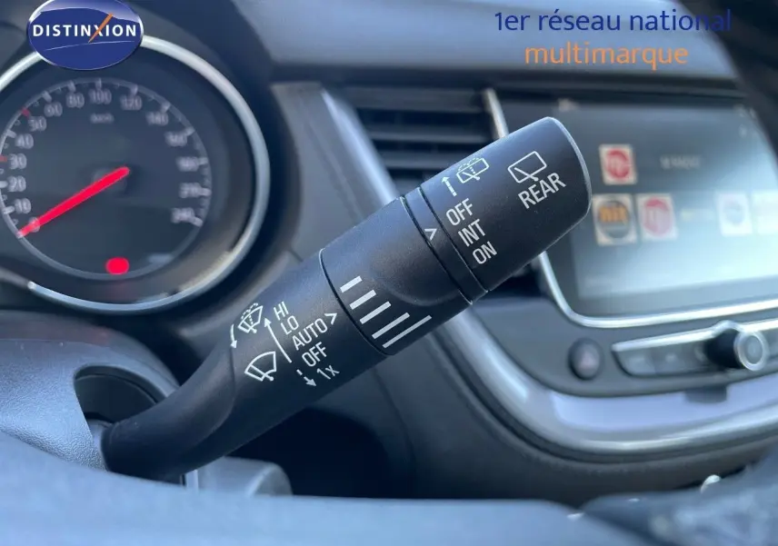 Gros plan sur la commande des essuie-glaces dans l'habitacle gris d'un Opel Grandland X 2021.