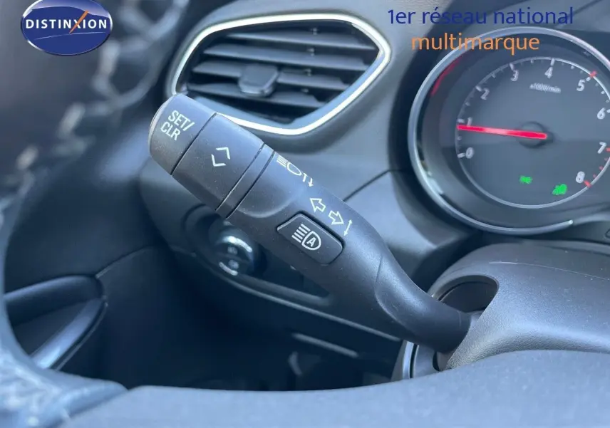 Gros plan sur la commande de clignotant à gauche du tableau de bord d'un Opel Grandland X gris quartz metal.