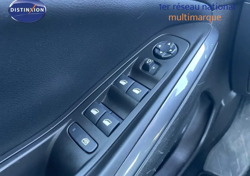 Gros plan sur la commande des vitres électriques côté conducteur d'un Opel Grandland X gris quartz metal.