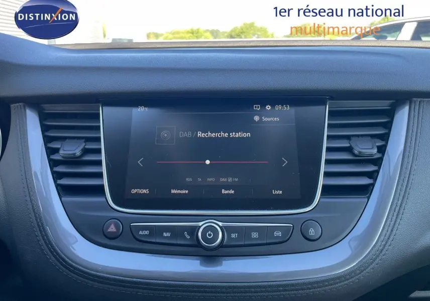 Vue intérieure centrée sur l'écran tactile et la console centrale du tableau de bord de l'Opel Grandland X gris quartz métal.