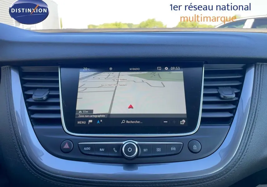 Vue rapprochée de l'écran tactile central du tableau de bord de l'Opel Grandland X gris quartz, affichant la navigation GPS.